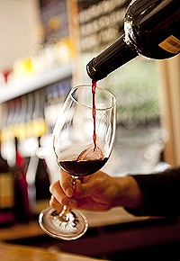 ワインをつぐ